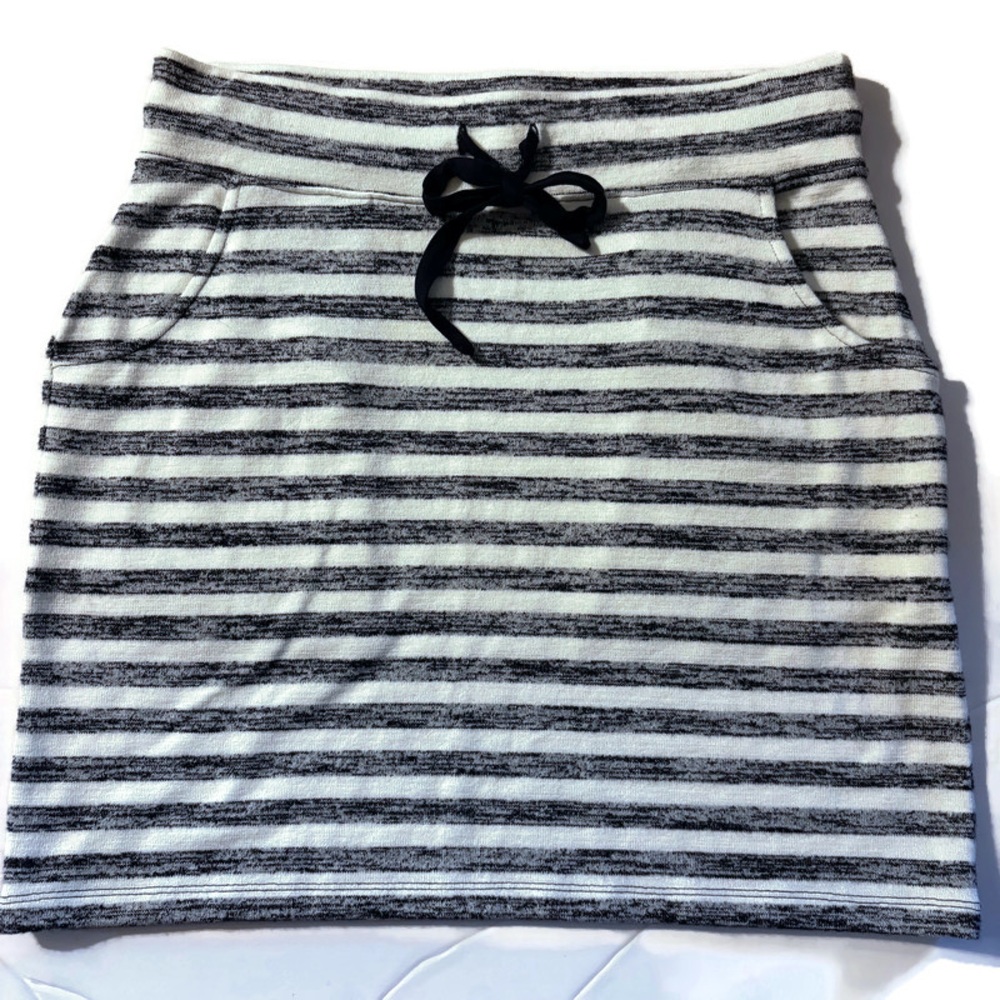 Market & Spruce Navy and White Striped Mini Skirt. Women’s Size Small Petite